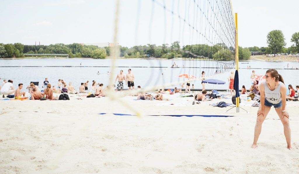 Beach volleyball at the Blackfoot Beach at the Fühlinger See in Cologne