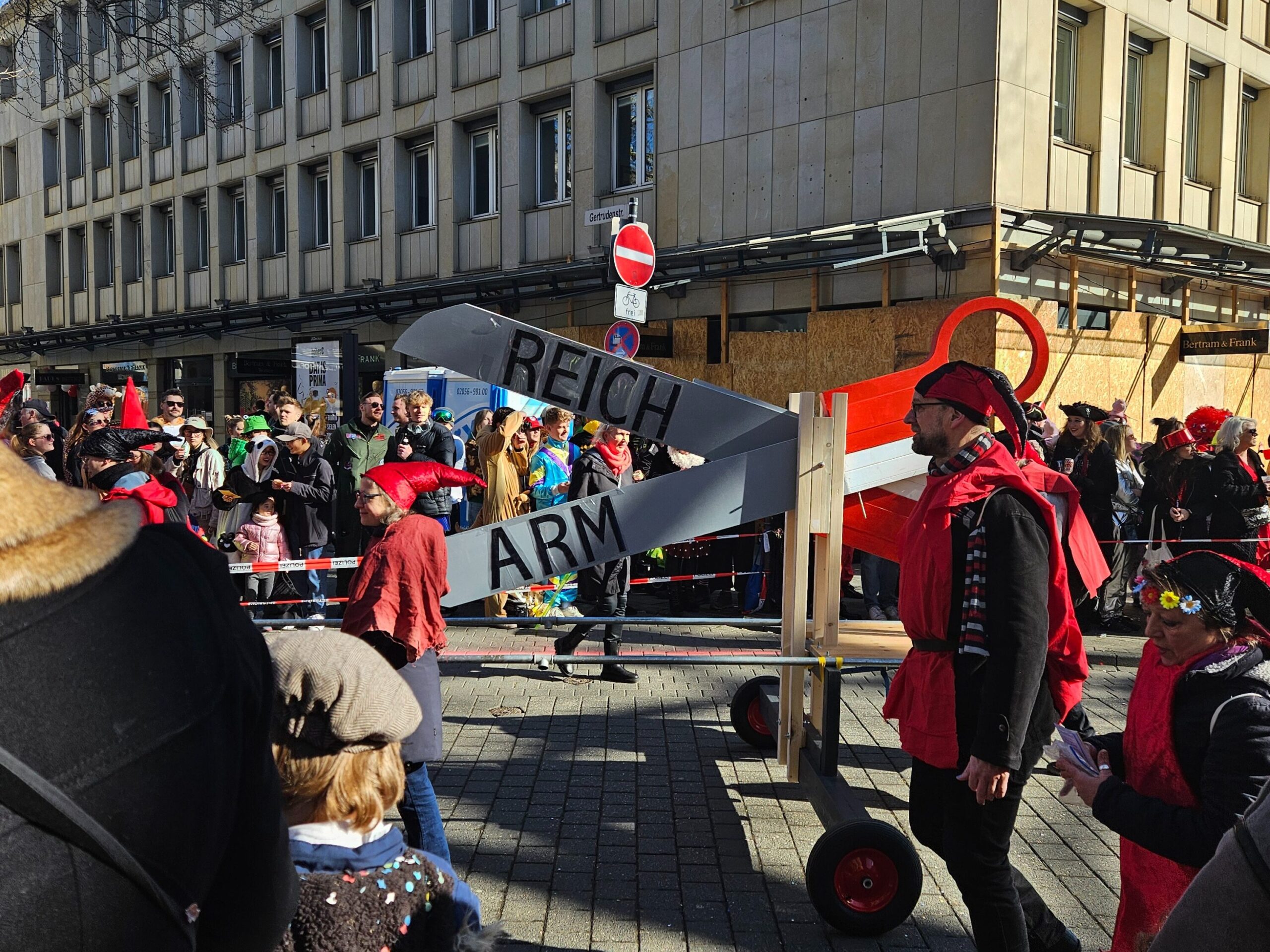Das Bild zeigt ein Karnevalszug mit Wagen, wo eine Schere zwischen Reich und Arm dargestellt ist. 